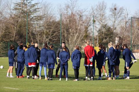 Le groupe à l'écoute