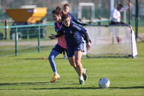 Julie Thibaud devant Ghoutia Karchouni