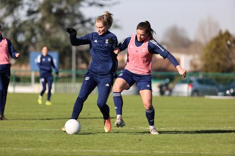 Svava Ros Gudmundsdóttir devant Vanessa Gilles