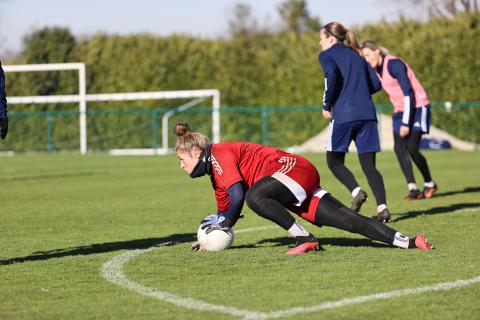 Romane Bruneau se couche sur le cuir