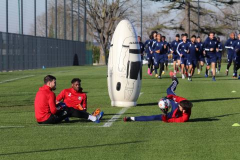 D'un côté entrainement des gardiens, de l'autre des joueurs de champs