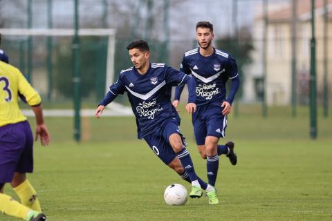 Logan Delaurier-Chaubet conduit la balle devant Tom Lacoux