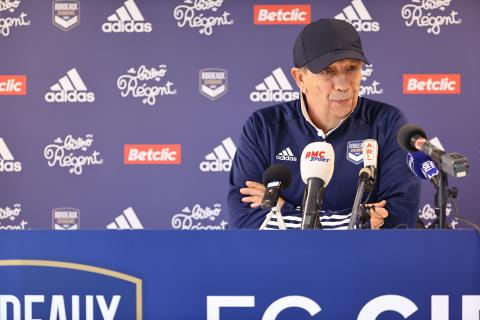 Jean-Louis Gasset en conférence de presse