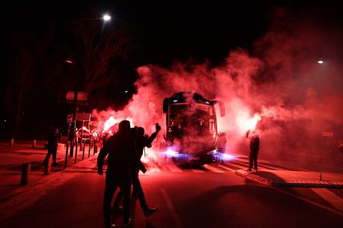 Les supporters encouragent leurs joueurs à l'arrivée du bus (Bordeaux-Marseille, 0-0, Saison 2020-2021)