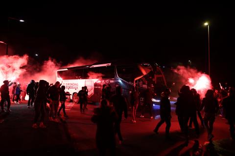 Les supporters encouragent leurs joueurs à l'arrivée du bus (Bordeaux-Marseille, 0-0, Saison 2020-2021)