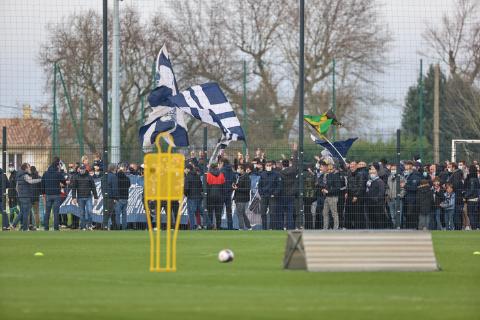 Les supporters bordelais encouragent leurs joueurs à l'entraînement (Bordeaux-Marseille, 0-0, Saison 2020-2021)