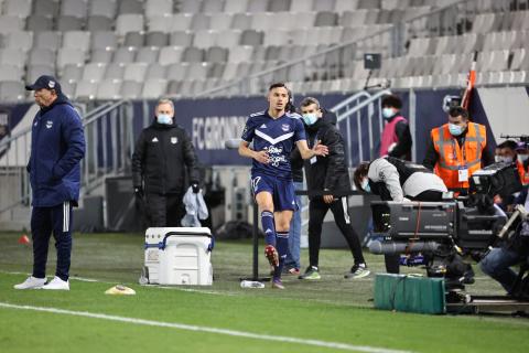 Mehdi Zerkane prépare son entrée en jeu  (Bordeaux-Marseille, 0-0, Saison 2020-2021)