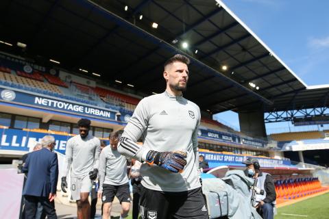 Benoît Costil entre sur la pelouse de la Mosson pour son échauffement