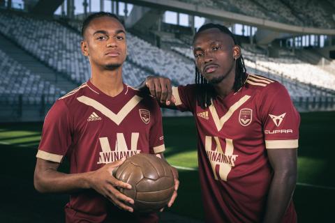 Sekou Mara et Alberth Elis avec le maillot des 140 ans