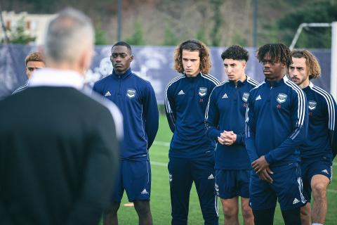 Les jeunes bordelais à l'écoute avant l'entraînement