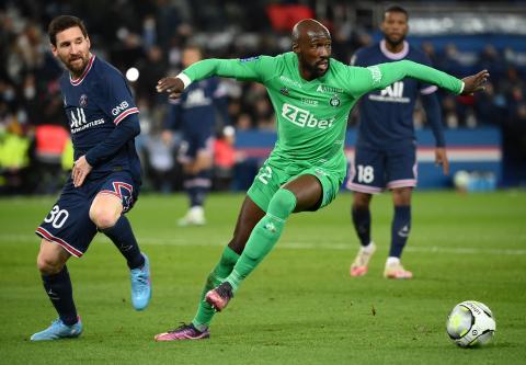 Eliaquim Mangala devance Lionel Messi lors de Paris SG - Saint-Etienne (AFP)