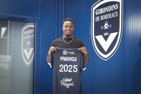 Premier contrat professionnel pour Junior Mwanga