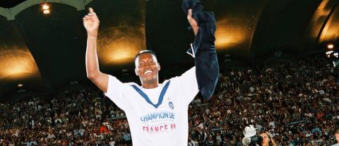 Lassina Diabaté fête le titre de Champion de France 1999 au Parc Lescure