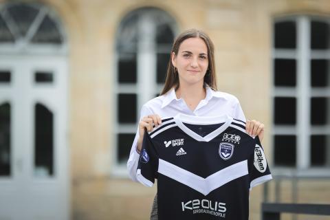 Amandine Herbert signe professionnel aux Girondins (septembre 2022)