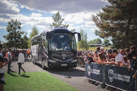 L'arrivée du bus sur le parvis du Matmut ATLANTIQUE