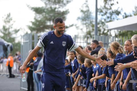 Les filles de l'école de football accueillent les joueurs au Stade