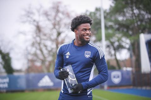 Remise trophée UNFP meilleur joueur octobre 2022 à Josh Maja