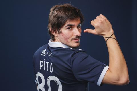 Alexi Pitu signe à Bordeaux (Janvier 2023)