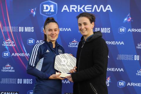 Remise trophée UNFP meilleure joueuse novembre 2022 à Maëlle Garbino