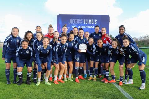 Remise trophée UNFP meilleure joueuse novembre 2022 à Maëlle Garbino