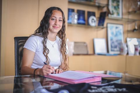 Serena Pinto De Queiros signe son premier contrat professionnel (Avril 2023)