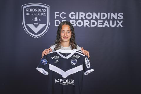 Serena Pinto De Queiros signe son premier contrat professionnel (Avril 2023)