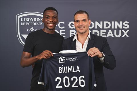 Emmanuel Biumla signe son premier contrat professionnel (Mai 2023)