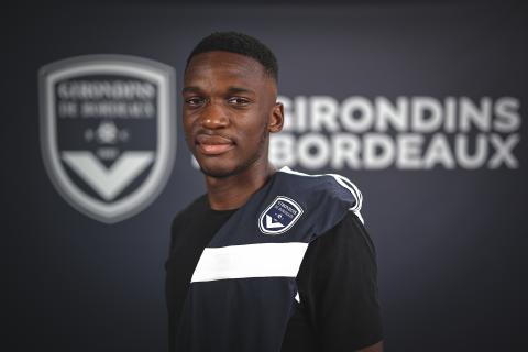 Emmanuel Biumla signe son premier contrat professionnel (Mai 2023)