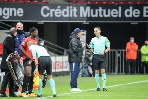 Karim Abed (arbitre) en discussion avec Jean-Louis Gasset