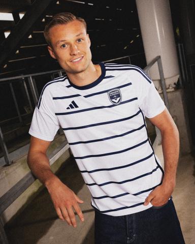 Stian Gregersen porte le maillot away 2023-2024 (août 2023)