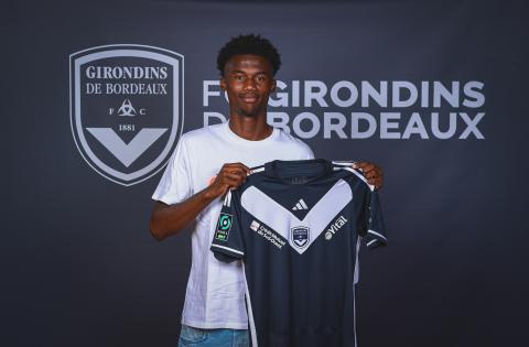 Emilien Makagni signe son premier contrat professionnel (Août 2023)