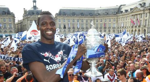 Cheik Diabaté tenant la Coupe de France 