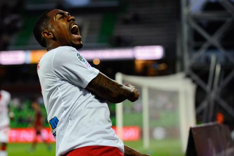 Malcom fête son but au Stade Saint-Symphorien