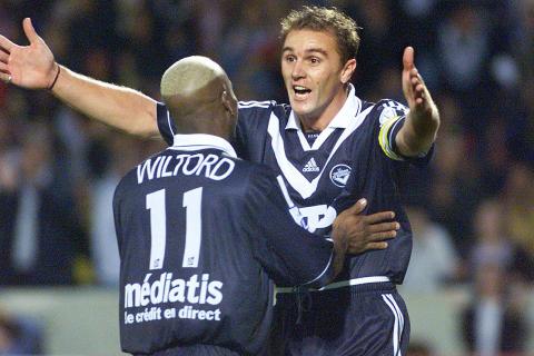 Lilian Laslandes dans les bras de Sylvain Wiltord lors de Bordeaux-Marseille (janvier 1999)